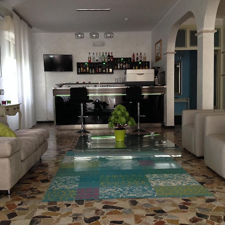 Hotel Perugini Marebello Экстерьер фото