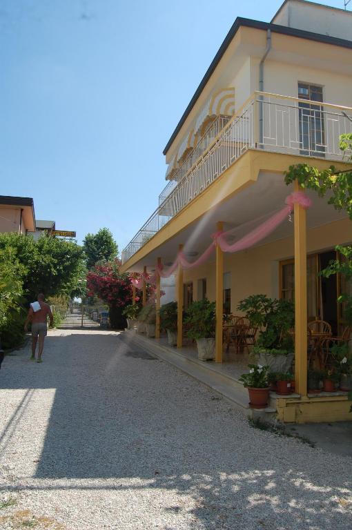 Hotel Perugini Marebello Экстерьер фото