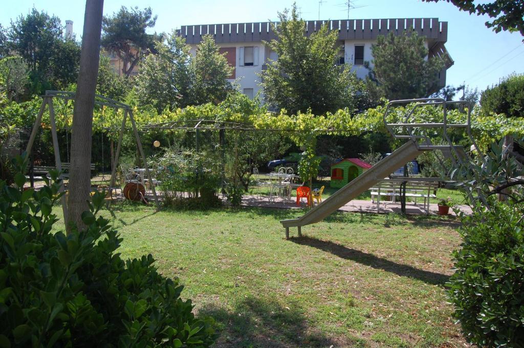 Hotel Perugini Marebello Экстерьер фото