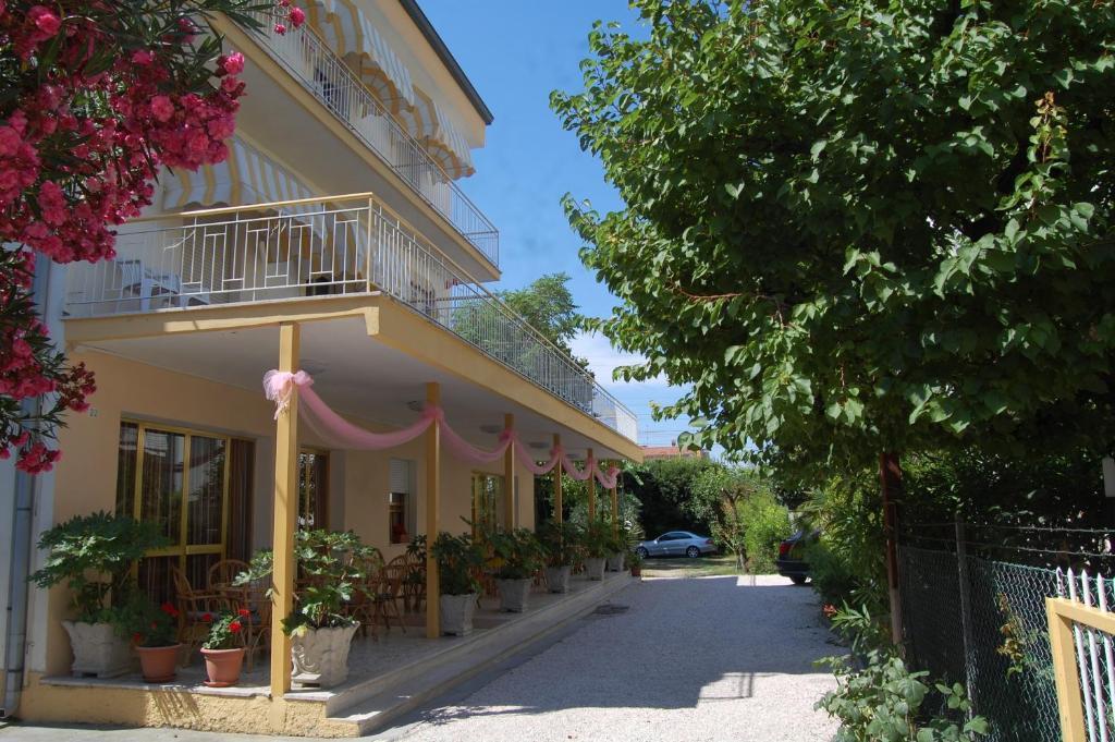 Hotel Perugini Marebello Экстерьер фото