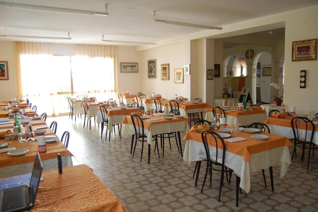 Hotel Perugini Marebello Экстерьер фото